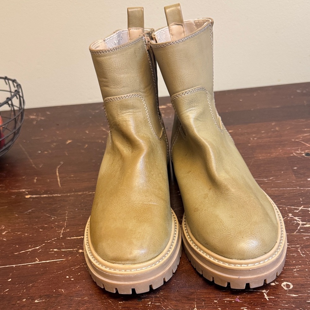Stylish Tan Chelsea boots